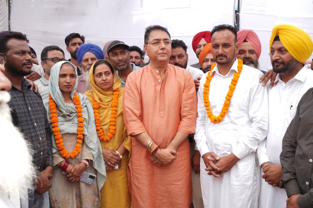ਨਗਰ ਕੌਂਸਲ ਲੌਂਗੋਵਾਲ ਦੇ ਨਵੇਂ ਅਹੁਦੇਦਾਰਾਂ ਦੀ ਸਰਬਸੰਮਤੀ ਨਾਲ ਚੋਣ ਰਛਪਾਲ ਕੌਰ ਨੂੰ ਪ੍ਰਧਾਨ ਕੁਲਦੀਪ ਸਿੰਘ ਬੰਟੀ ਨੂੰ ਸੀਨੀਅਰ ਮੀਤ ਪ੍ਰਧਾਨ ਅਤੇ ਕਰਮਜੀਤ ਕੌਰ ਨੂੰ ਮੀਤ ਪ੍ਰਧਾਨ ਚੁਣਿਆ